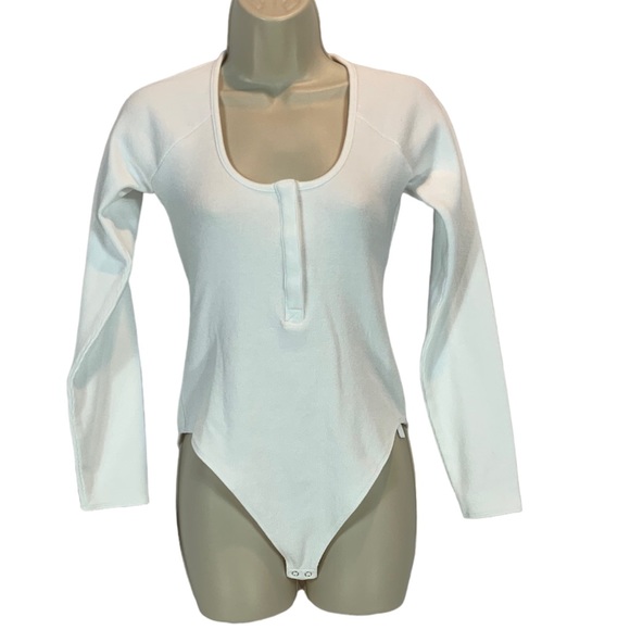 Good American Tops - Good American Crew Neck 1/4 Snap Front Long Sleeve Bodysuit - White - size 3 (L)